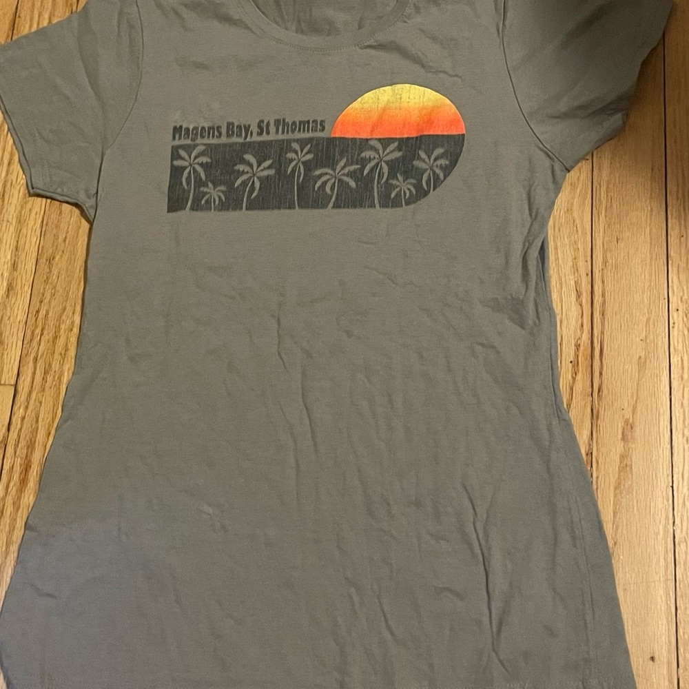Magen’s Bay Gray T-Shirt with Sunset Graphic